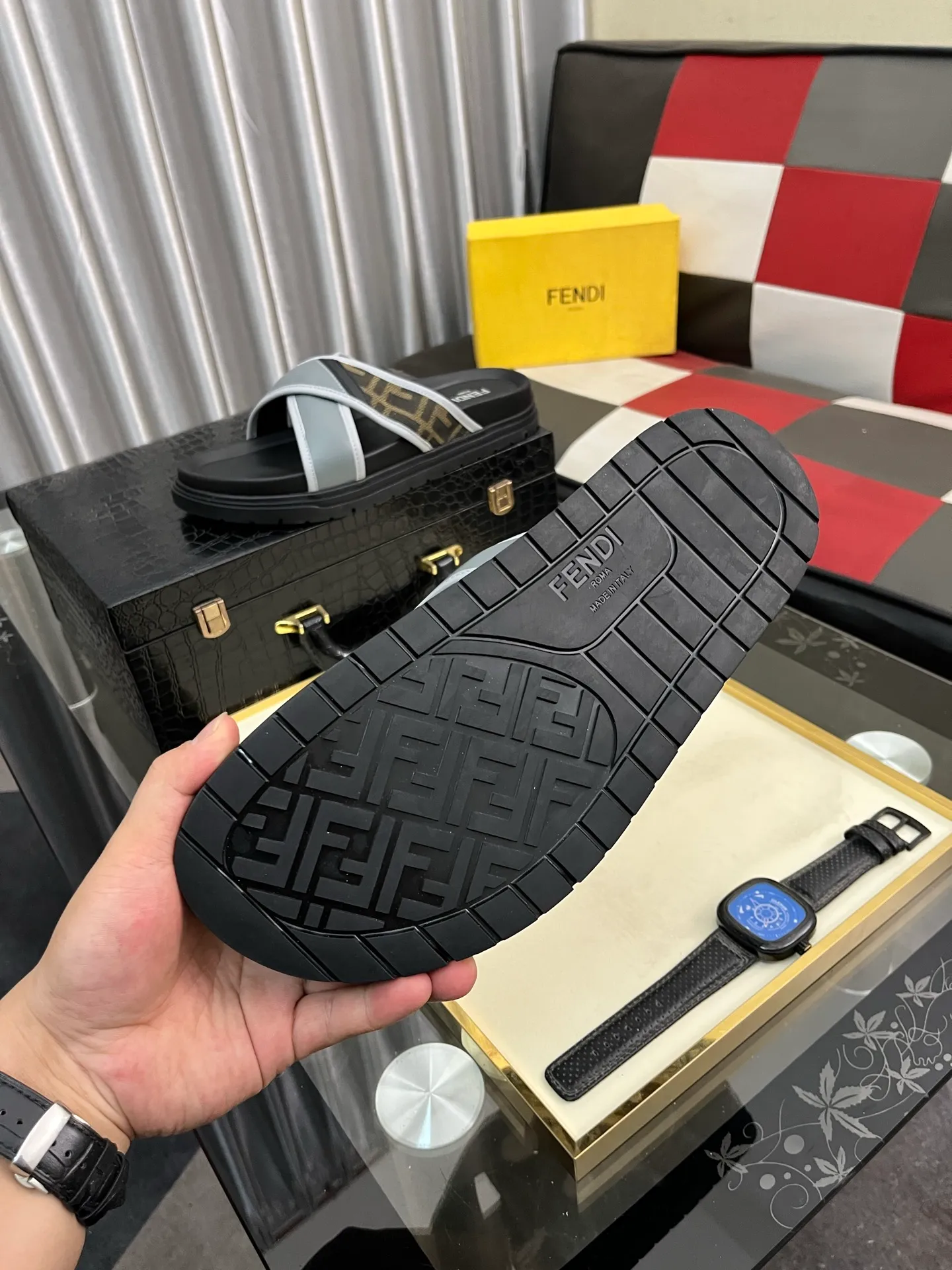 Men's men's shoes💰320⌚️⌚️FENDI Fendi slippers and sandals are shipped💄How can this summer be without the blessing of little monsters💄Original imported special hardware decorative pattern➕Original private model outsole! Details determine success or failure, good quality is not afraid of magnifying details! It feels super comfortable on your feet! This summer you need a pair of trendy, cool and comfortable sandals👣 Standard size: 38-443️⃣Colors available